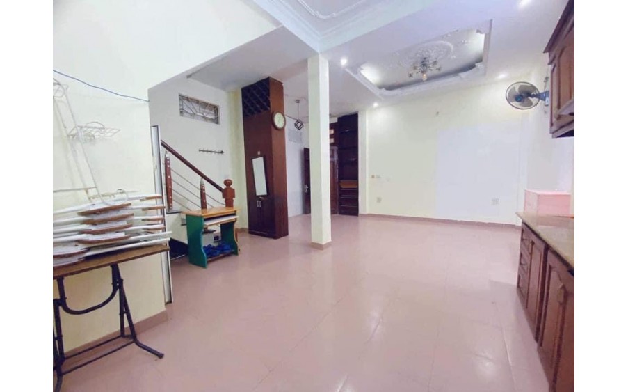 Cho ở nhóm sinh viên 7 - 8 người nhà Đường Láng, 40m2, 4 tầng, 4 ngủ, 15 Triệu, đủ đồ